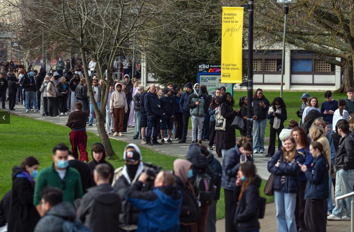 学生排队领取抗生素